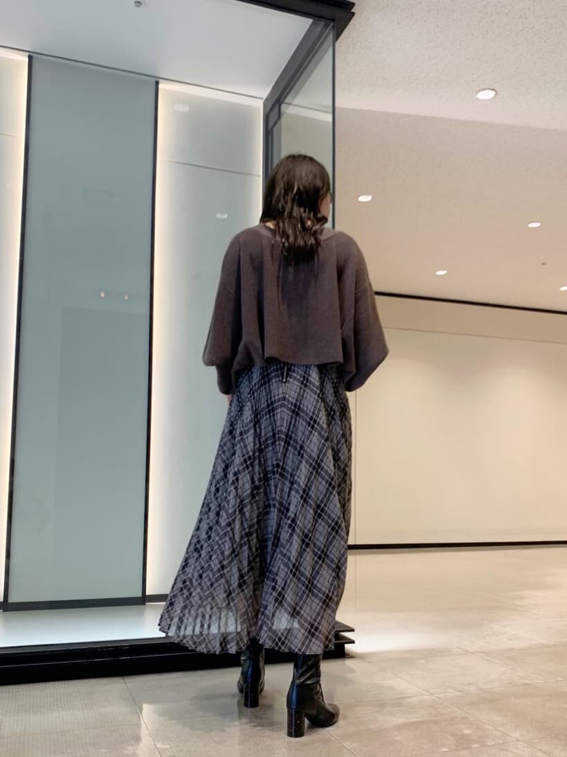 ブラック系のワンピース、ブラック系のその他シューズ、ブラウン系のカーディガン/ボレロを着用したレディースの夏コーディネートの3枚目の写真