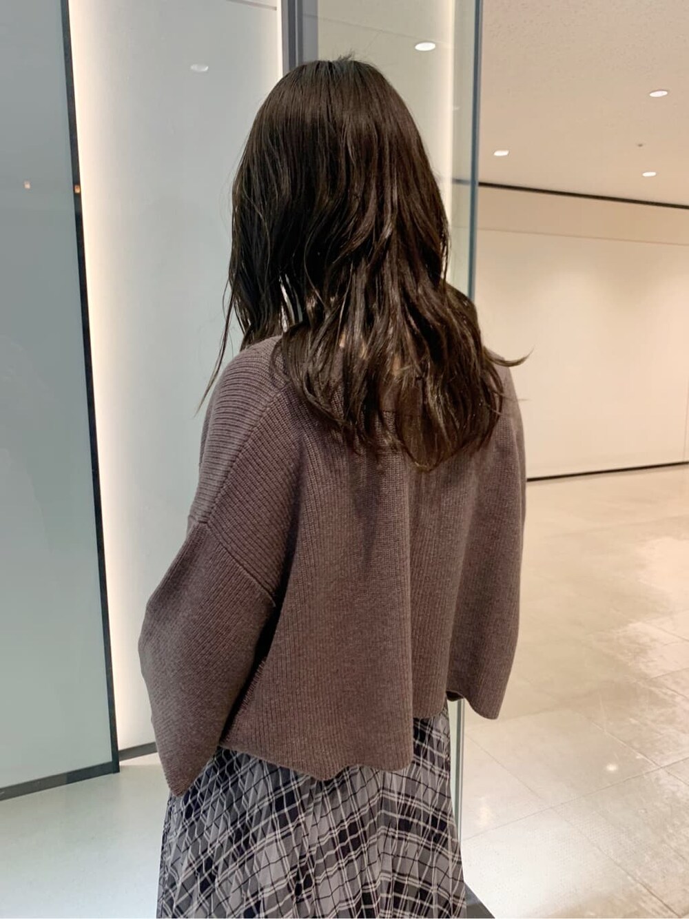 ブラック系のワンピース、ブラック系のその他シューズ、ブラウン系のカーディガン/ボレロを着用したレディースの夏コーディネートの5枚目の写真