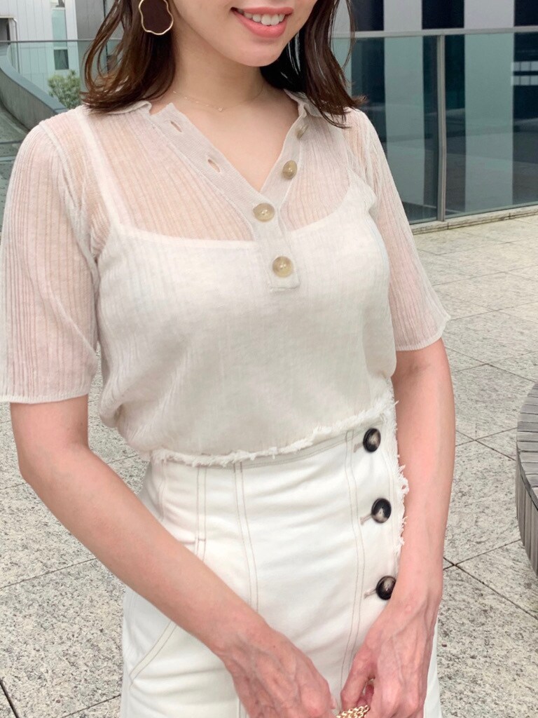 ホワイト系のニット/セーターを着用したレディースの夏コーディネートの4枚目の写真