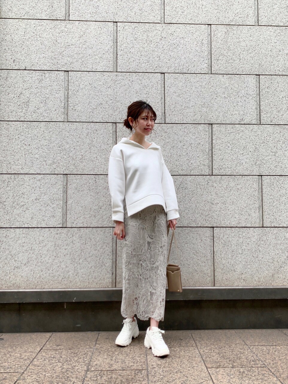 ベージュ系のショルダーバッグ、ホワイト系のTシャツ/カットソーを着用したレディースの冬コーディネートの2枚目の写真