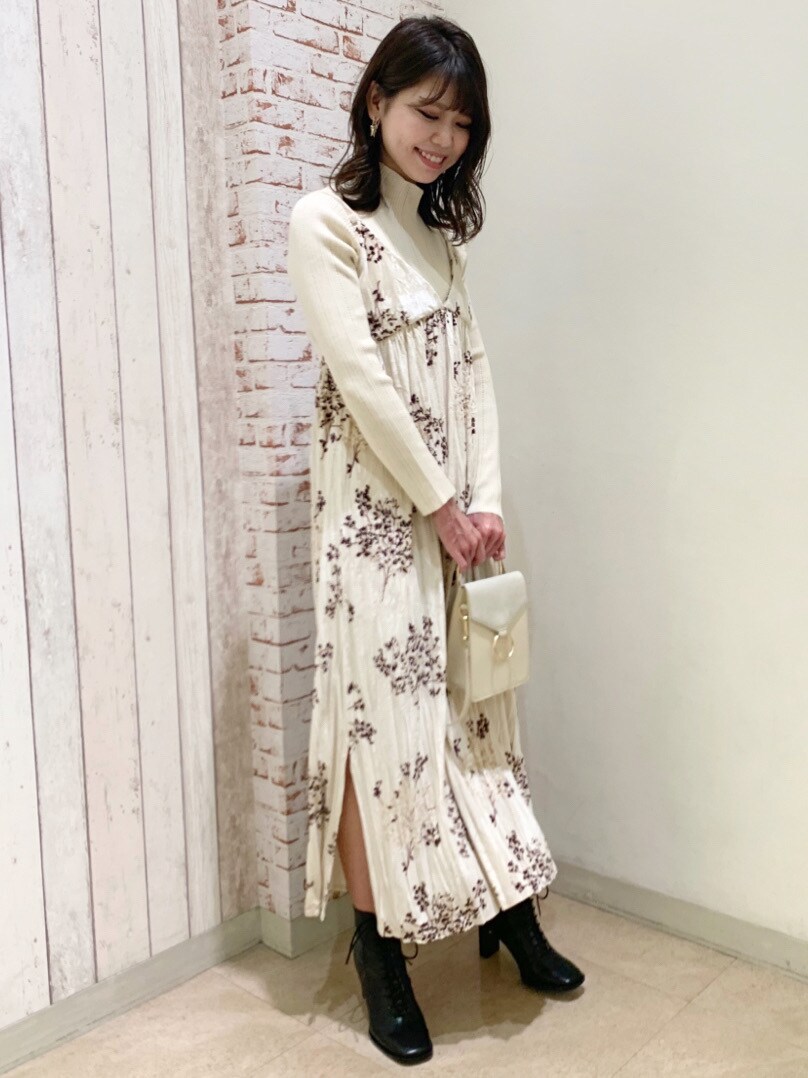 ブラウン系のブルゾン、ベージュ系のワンピース、ホワイト系のニット/セーターを着用したレディースの秋コーディネートの4枚目の写真