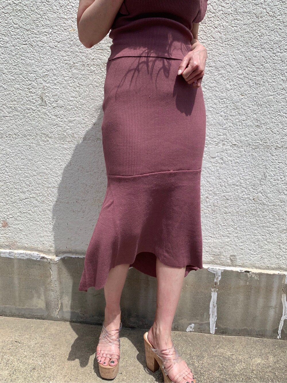 ピンク系のワンピース、その他のサンダルを着用したレディースの春コーディネートの4枚目の写真