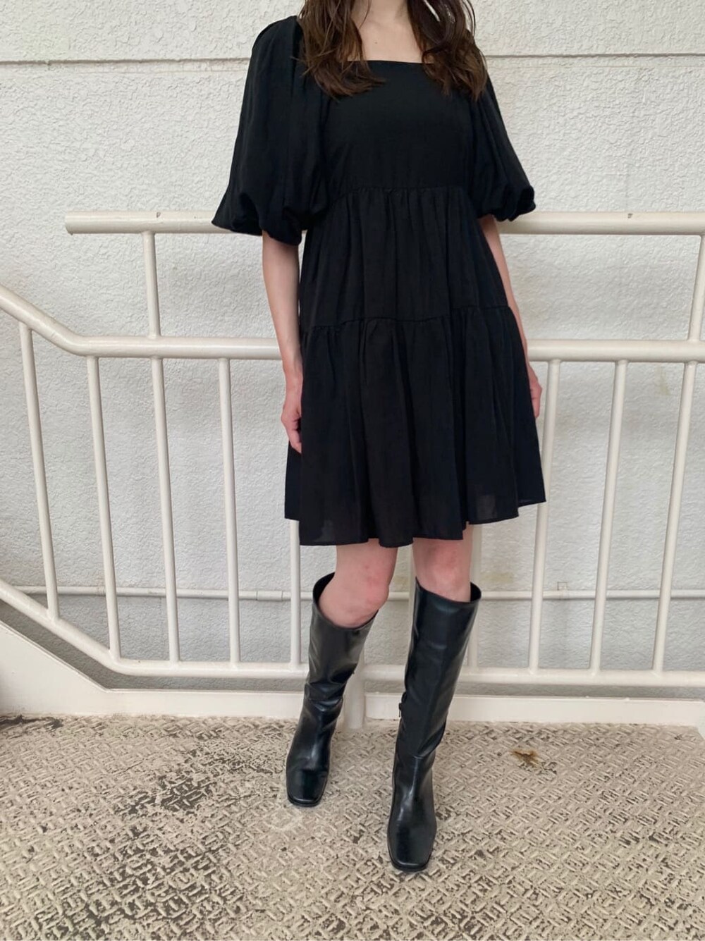 ブラック系のワンピース、ブラック系のブーツ、ブラック系のハットを着用したレディースの秋コーディネートの3枚目の写真