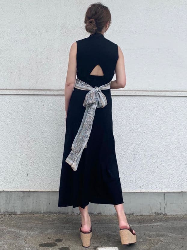 ブラック系のワンピース、ブラウン系のサンダルを着用したレディースの夏コーディネートの2枚目の写真