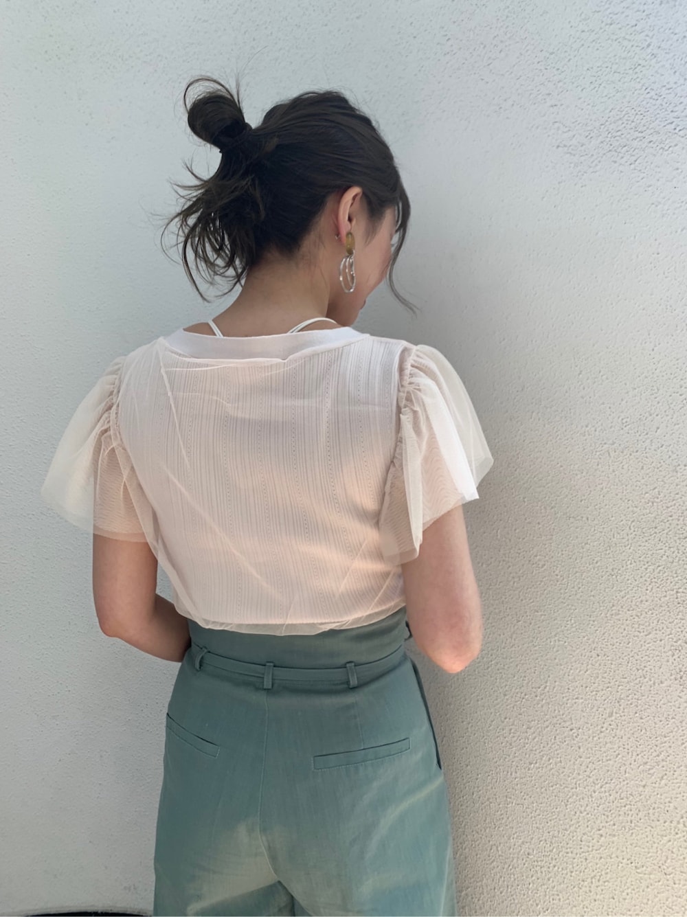 ホワイト系のサンダル、グリーン系のその他パンツ、ホワイト系のニット/セーターを着用したレディースの春コーディネートの4枚目の写真