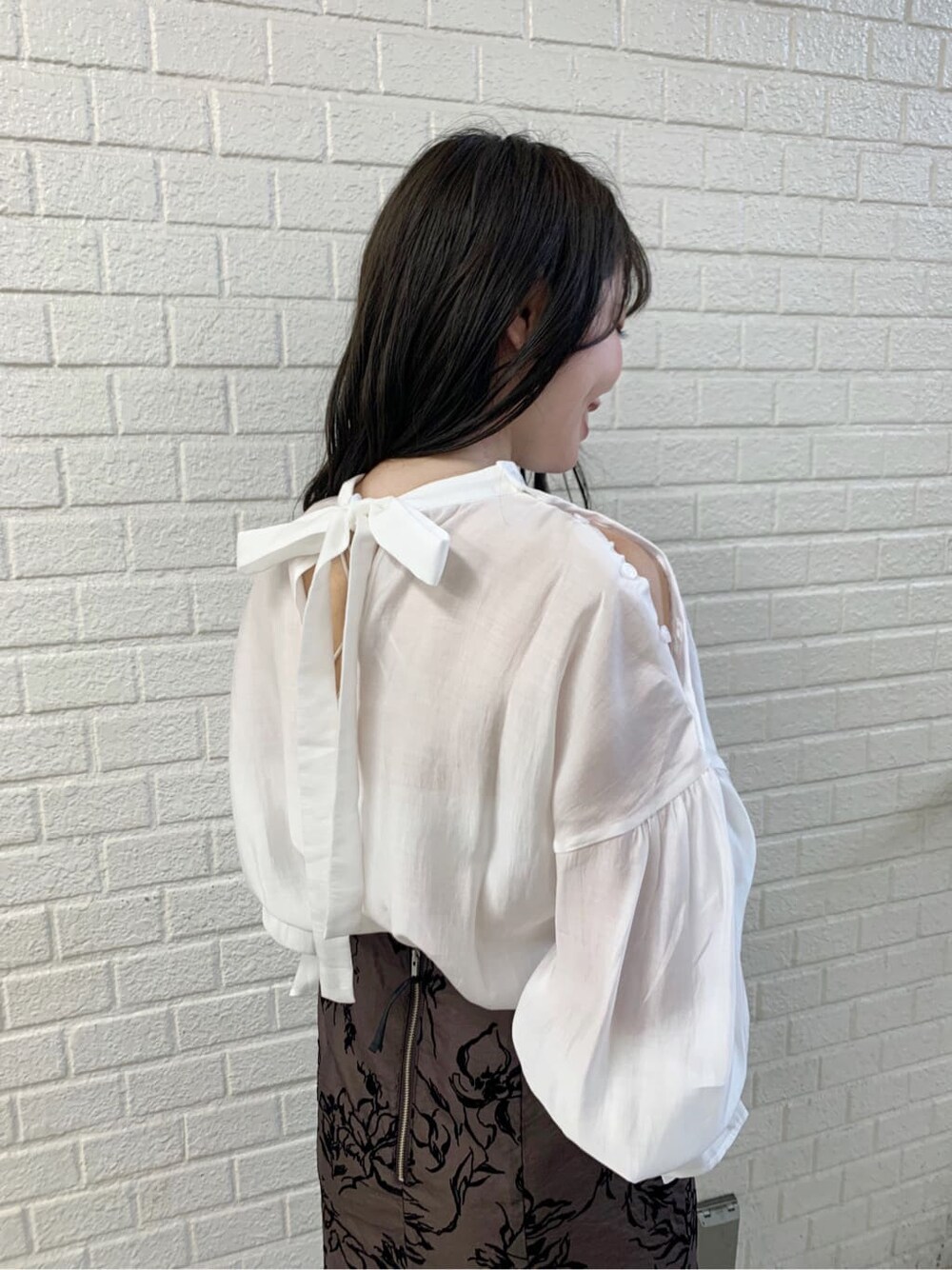 ホワイト系のシャツ/ブラウス、ブラウン系のスカート、ベージュ系のパンプスを着用したレディースの夏コーディネートの6枚目の写真