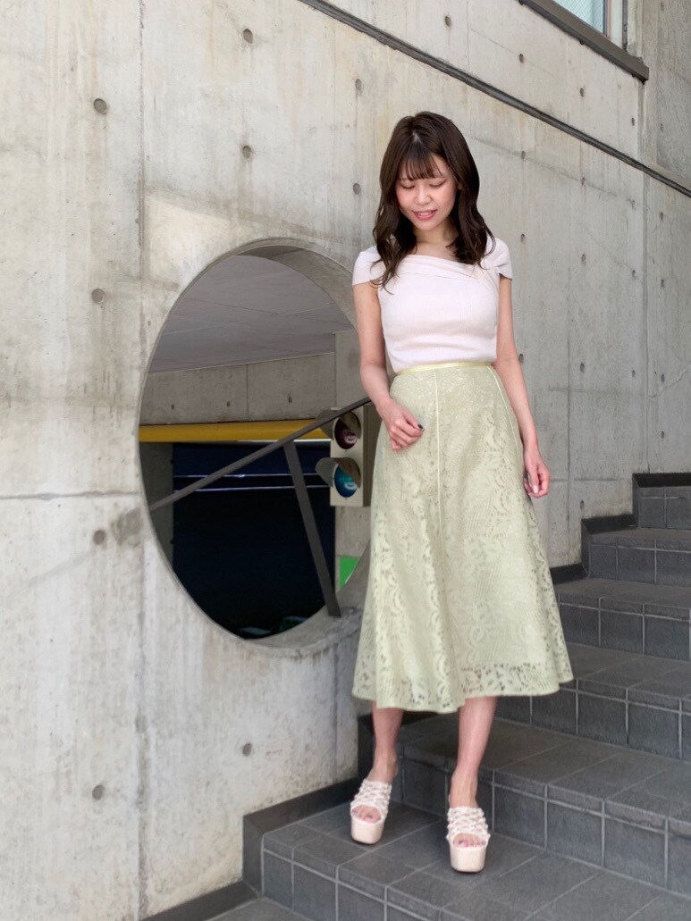 ホワイト系のサンダル、イエロー系のスカート、ホワイト系のニット/セーターを着用したレディースの春コーディネートの2枚目の写真