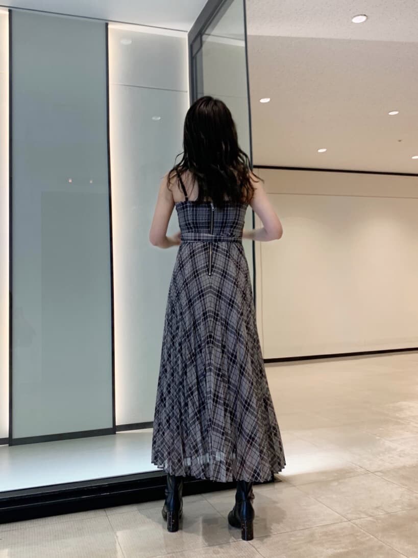 ブラック系のワンピース、ブラック系のその他シューズ、ブラウン系のカーディガン/ボレロを着用したレディースの夏コーディネートの7枚目の写真