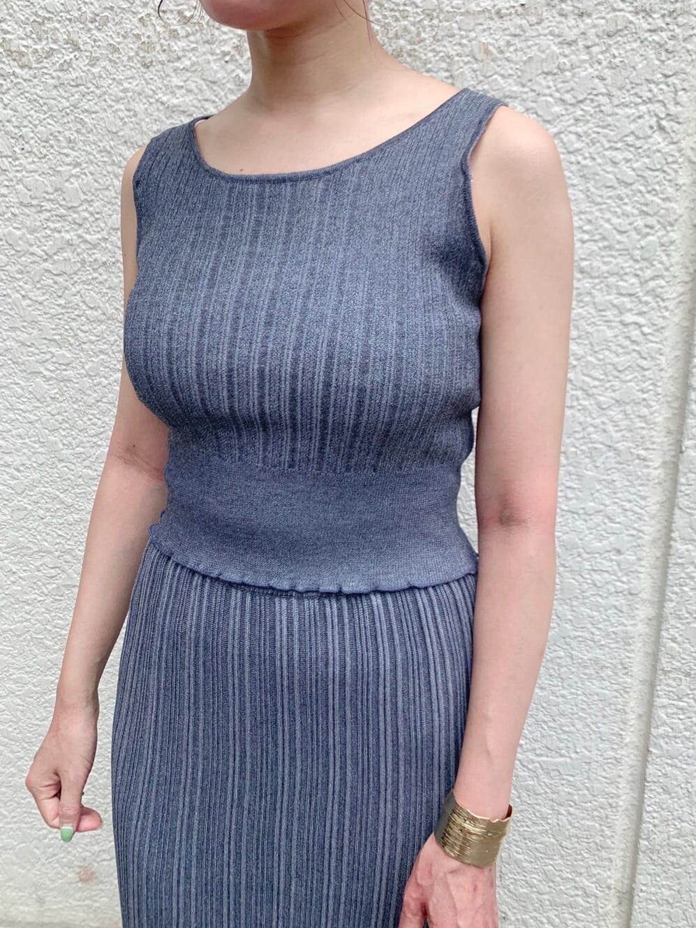 ブルー系のワンピース、ブラウン系のサンダル、ブラック系のハンドバッグを着用したレディースの夏コーディネートの5枚目の写真