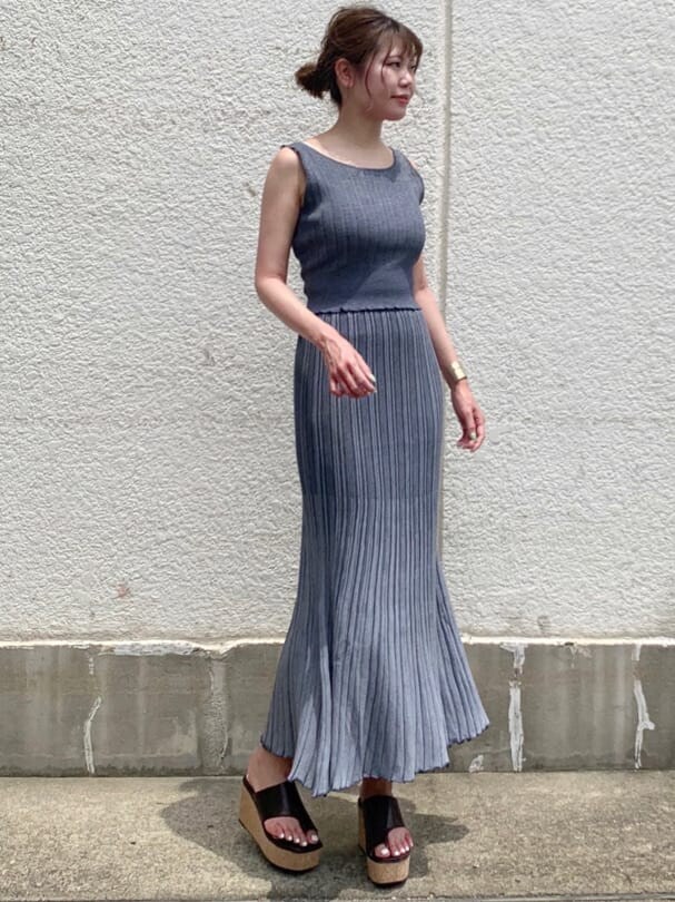 ブルー系のワンピース、ブラウン系のサンダル、ブラック系のハンドバッグを着用したレディースの夏コーディネートの3枚目の写真