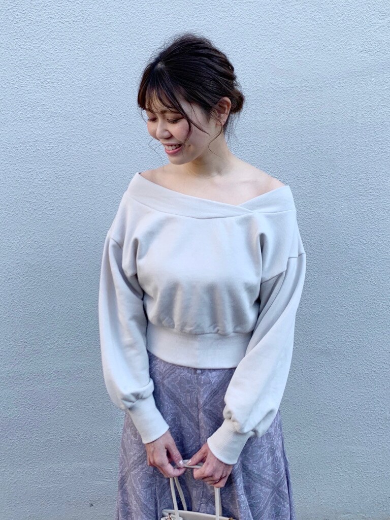 パープル系のスカート、ベージュ系のトートバッグ、ベージュ系のTシャツ/カットソーを着用したレディースの冬コーディネートの7枚目の写真