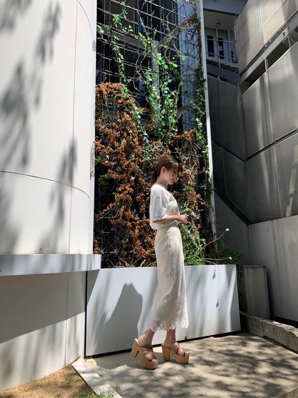 ホワイト系のスカート、グリーン系のサンダル、その他のTシャツ/カットソーを着用したレディースの春コーディネートの2枚目の写真