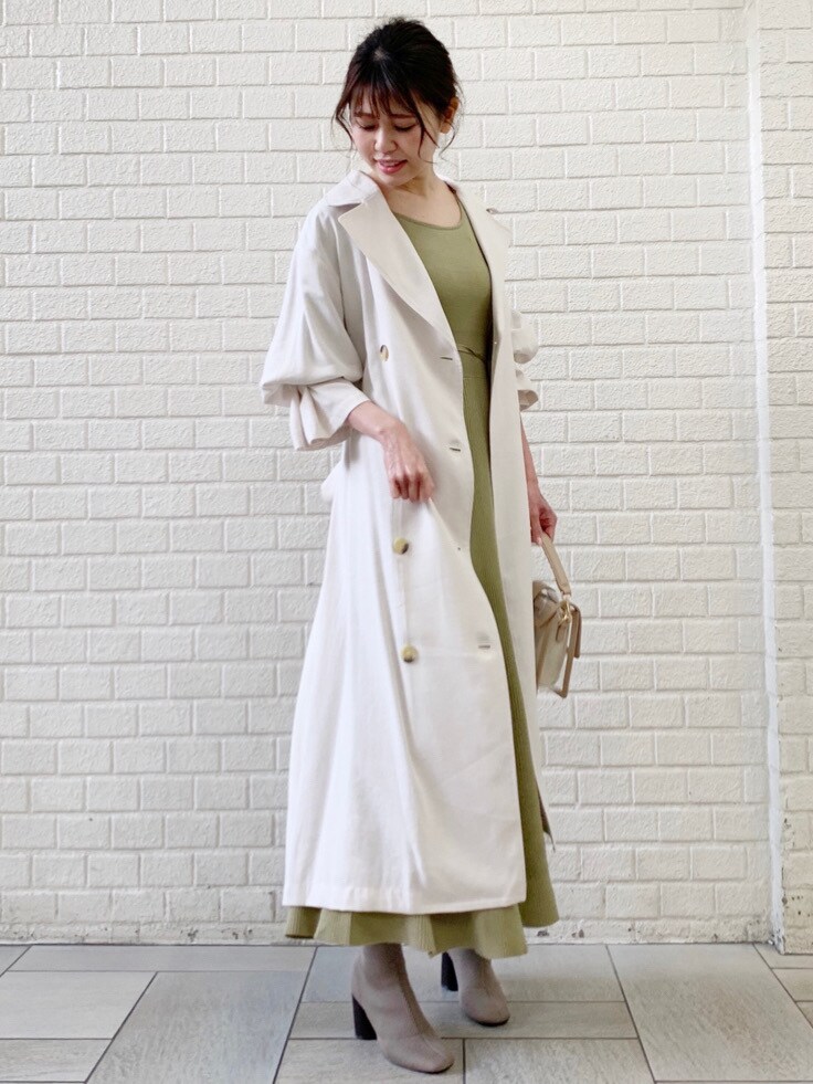 ホワイト系のトレンチコート、グリーン系のワンピースを着用したレディースの冬コーディネートの8枚目の写真