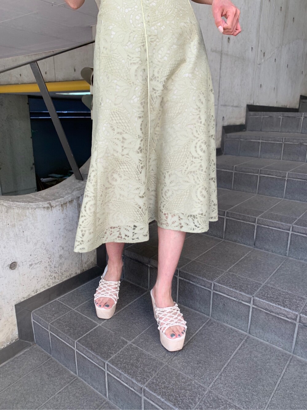 ホワイト系のサンダル、イエロー系のスカート、ホワイト系のニット/セーターを着用したレディースの春コーディネートの4枚目の写真