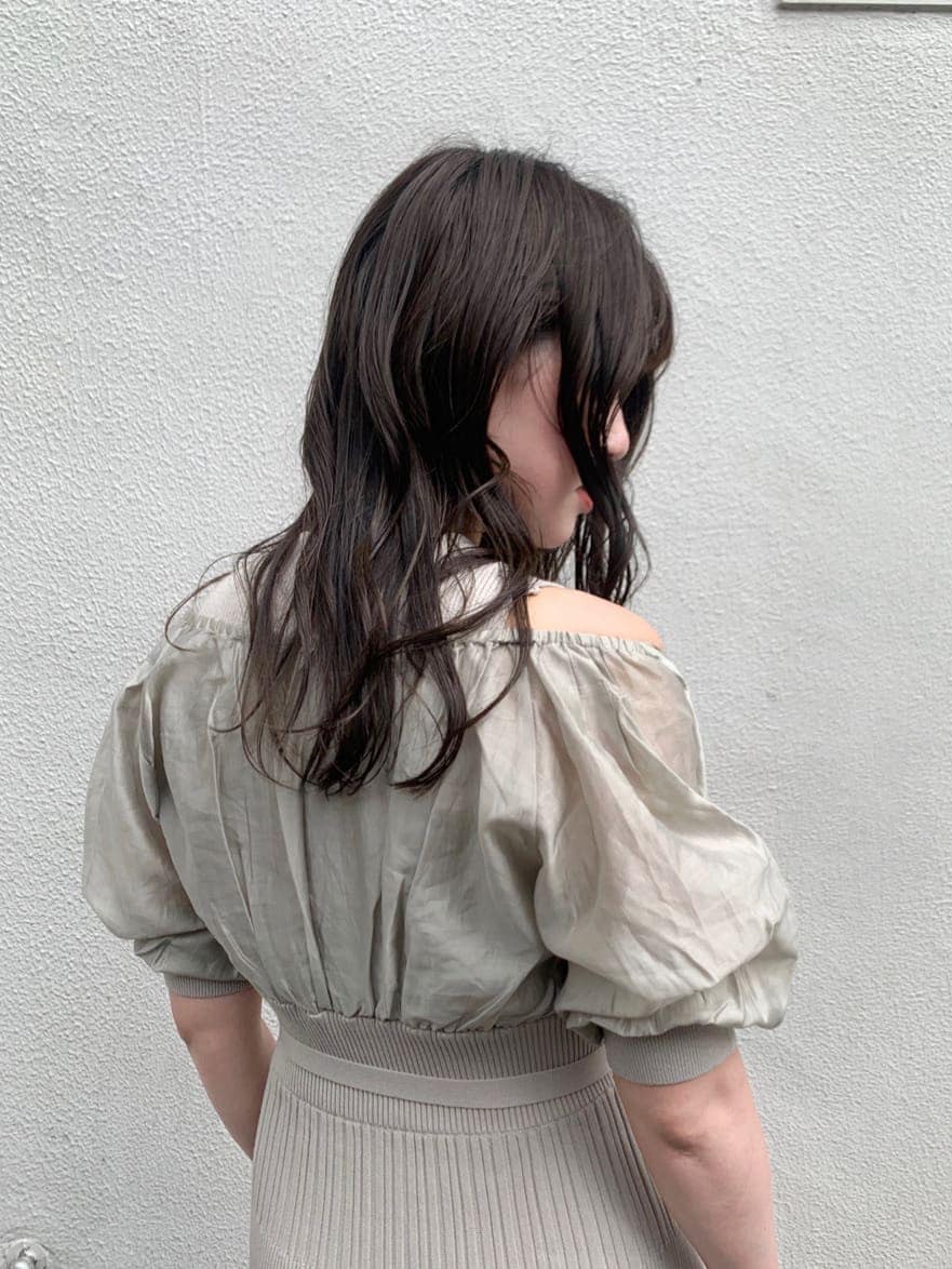 グリーン系のワンピース、ブラウン系のその他シューズ、ブラック系のハンドバッグを着用したレディースの夏コーディネートの6枚目の写真