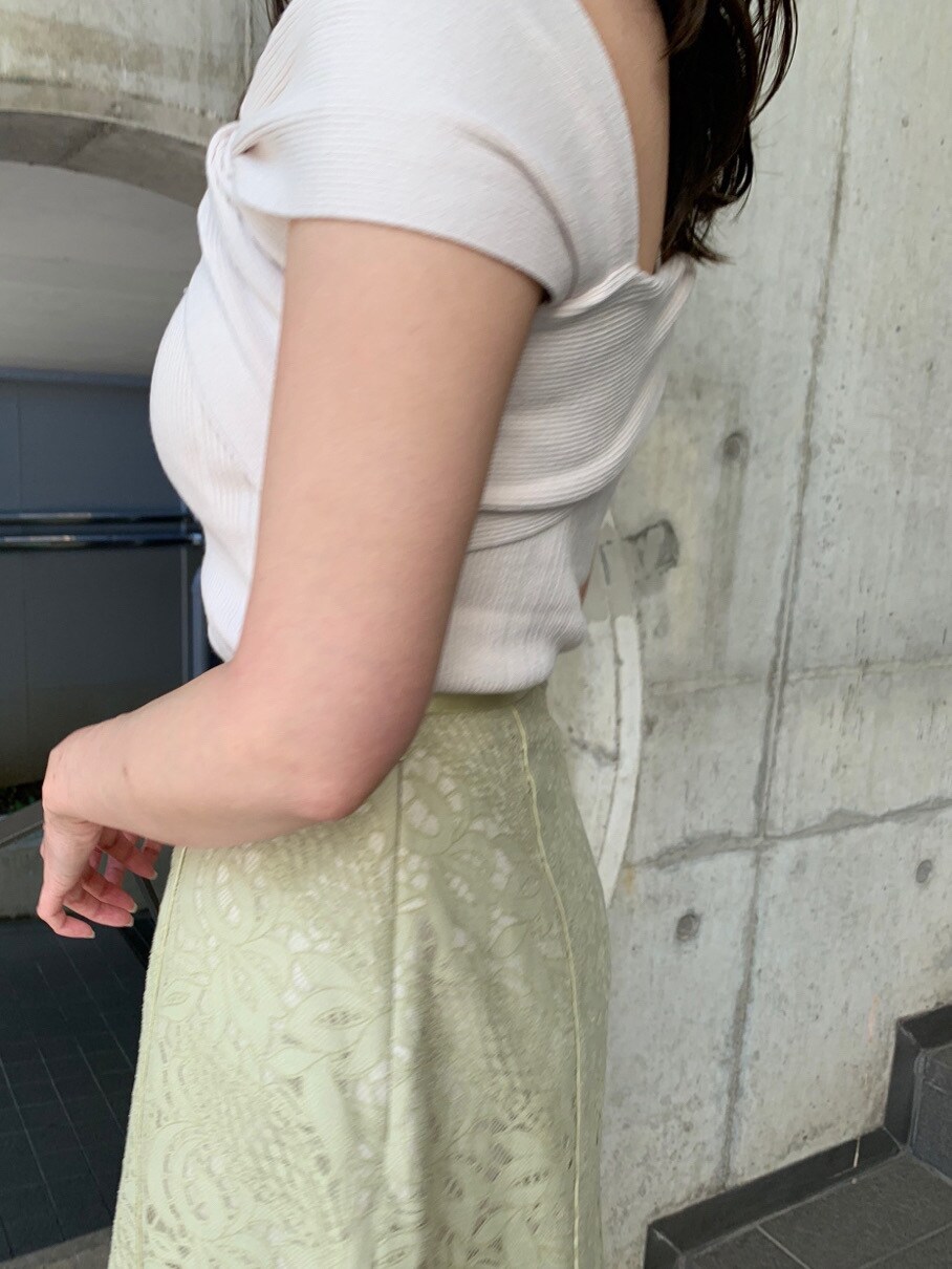 ホワイト系のサンダル、イエロー系のスカート、ホワイト系のニット/セーターを着用したレディースの春コーディネートの8枚目の写真