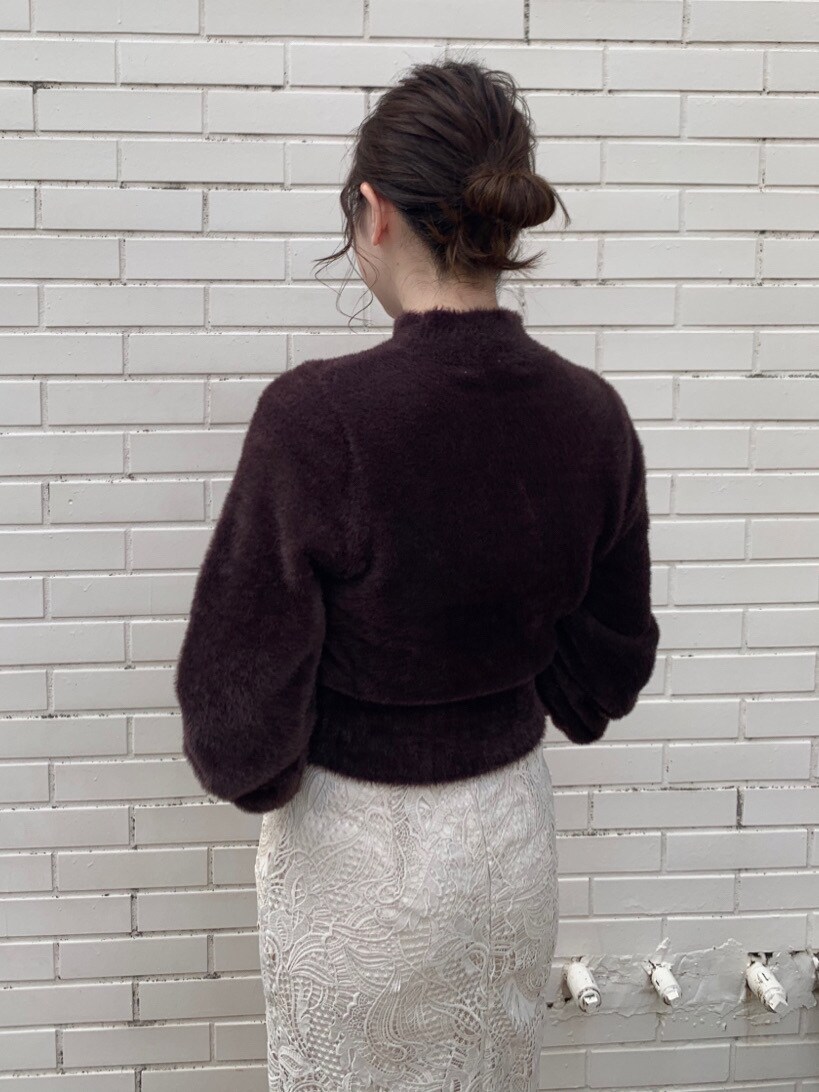 ホワイト系のブーツ、ブラウン系のニット/セーター、ブラウン系のベルトを着用したレディースの秋コーディネートの4枚目の写真