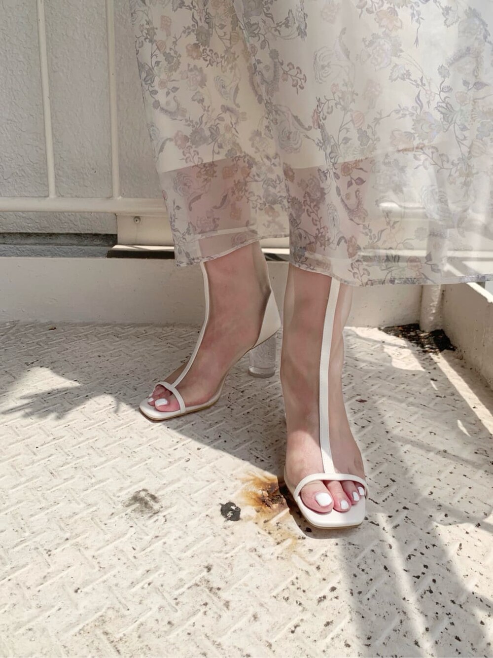 ベージュ系のワンピース、ホワイト系のその他シューズ、ゴールド系のピアス（両耳用）を着用したレディースの夏コーディネートの8枚目の写真