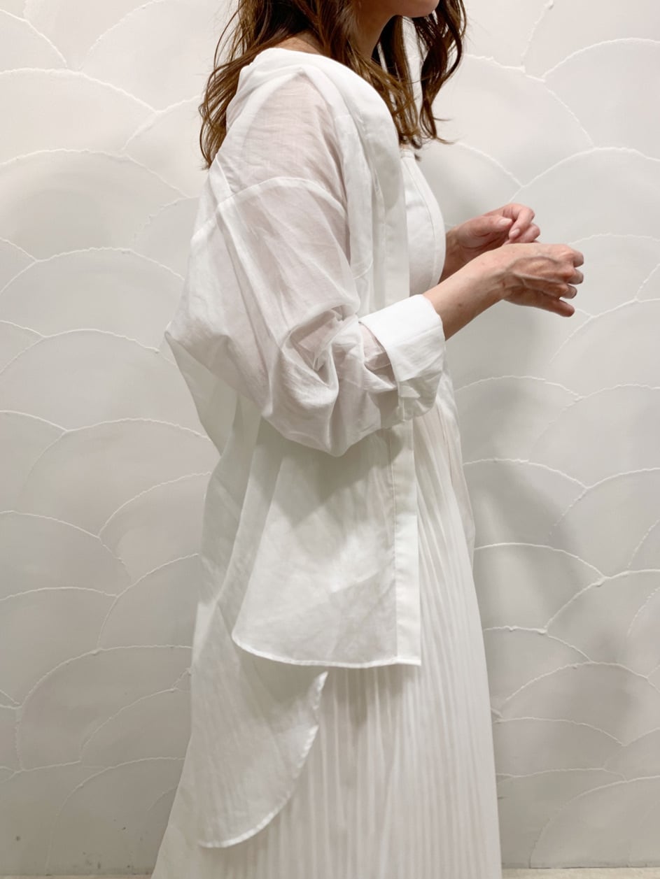 「ワンピース、選抜、花柄ワンピース、春コーデ、マーキュリーデュオ、MERCURYDUO、デートコーデ、新作、フェミニン、カジュアル、チュール、キレイめ、きれいめカジュアル、大人カジュアル、オフィスカジュアル」｜「MERCURYDUOのチュールドッキングサイドバックルステッチジャンスカ（ワンピース、ホワイト系）」を使った、浅川晴香さん（レディース・160cm）の春コーディネートの2枚目の写真