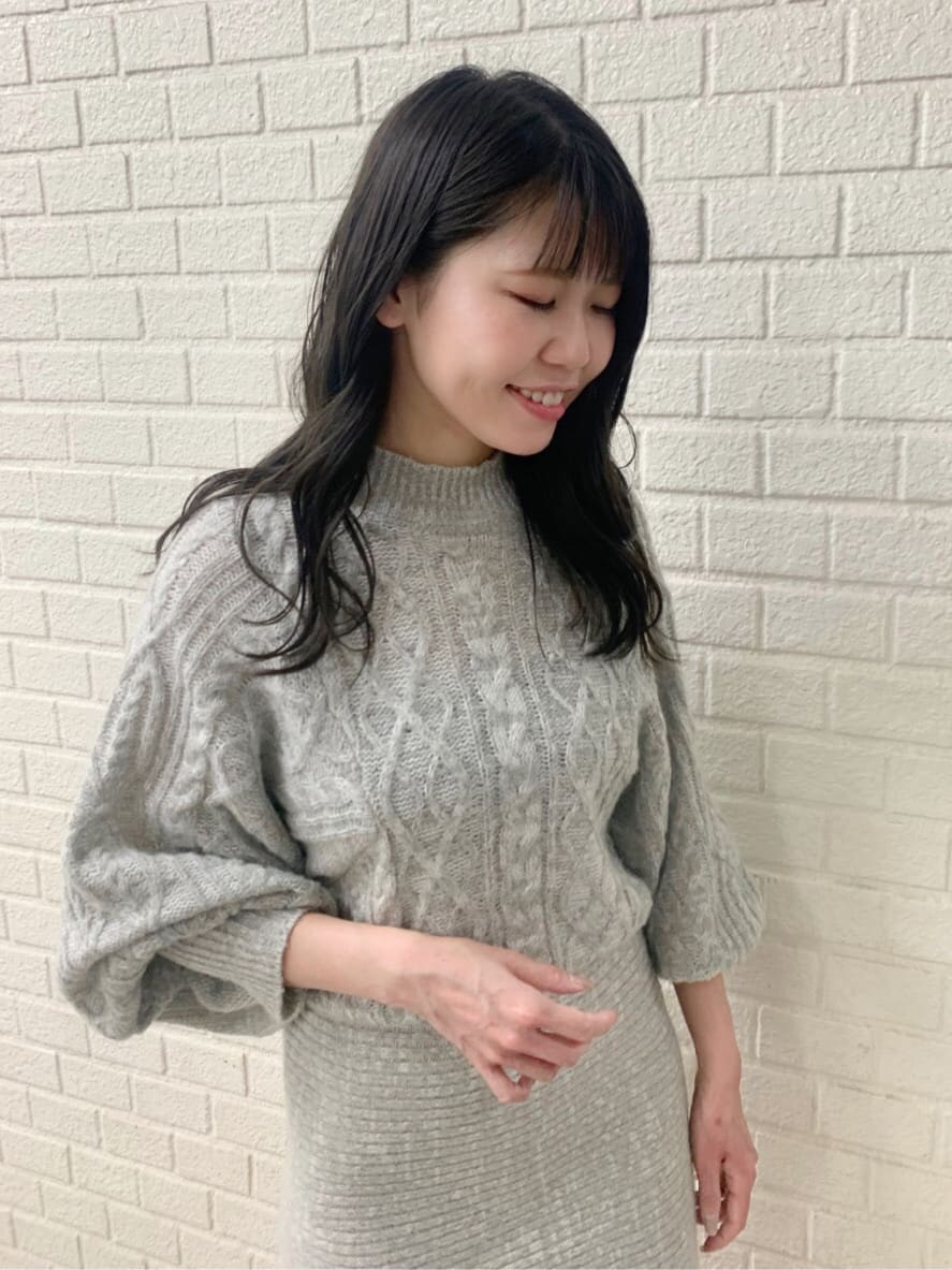 グレー系のワンピース、ブラック系のその他シューズを着用したレディースの秋コーディネートの3枚目の写真