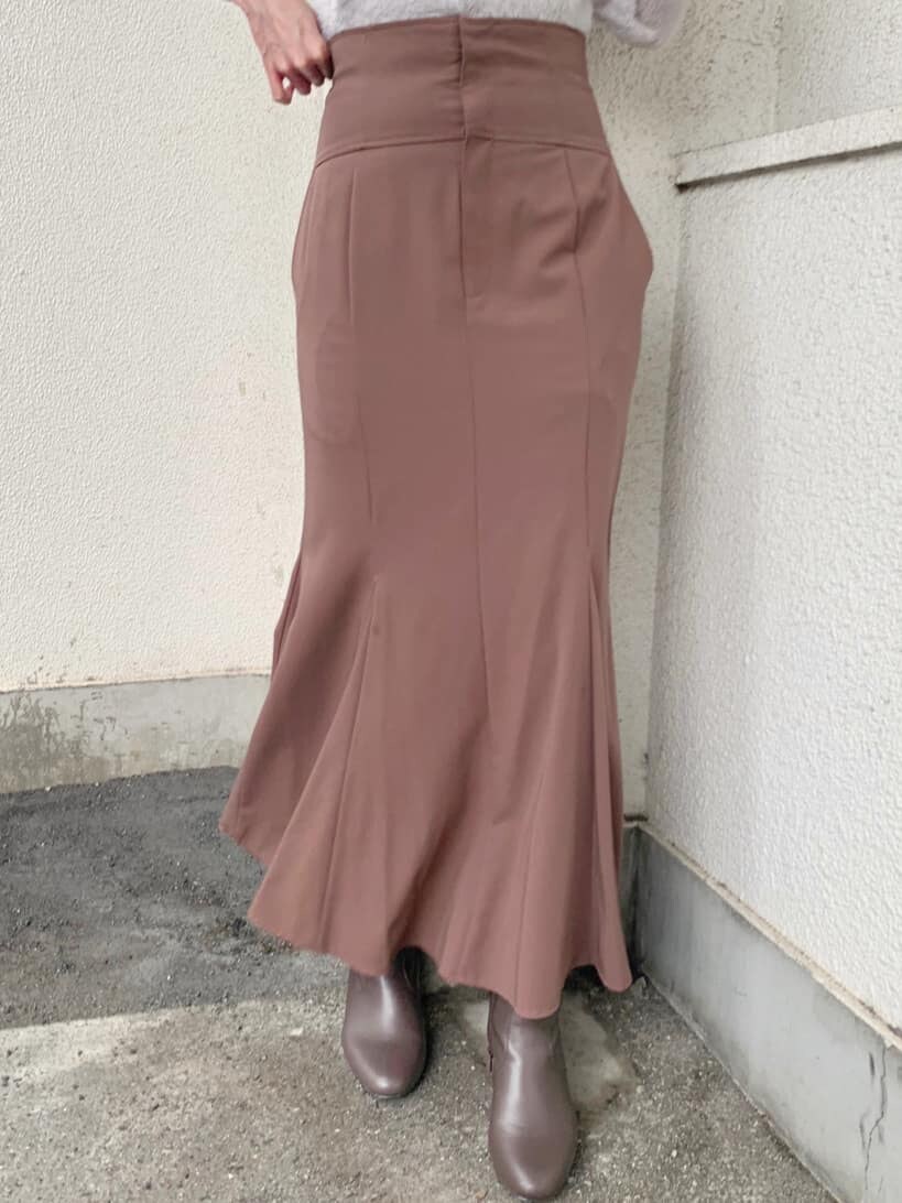 ブラウン系のその他シューズ、パープル系のカーディガン/ボレロ、ブラウン系のスカートを着用したレディースの秋コーディネートの5枚目の写真