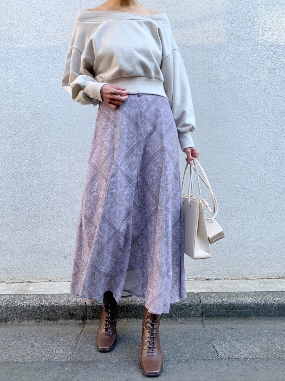 パープル系のスカート、ベージュ系のトートバッグ、ベージュ系のTシャツ/カットソーを着用したレディースの冬コーディネートの8枚目の写真