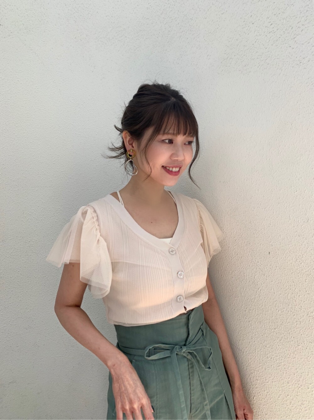 ホワイト系のサンダル、グリーン系のその他パンツ、ホワイト系のニット/セーターを着用したレディースの春コーディネートの3枚目の写真