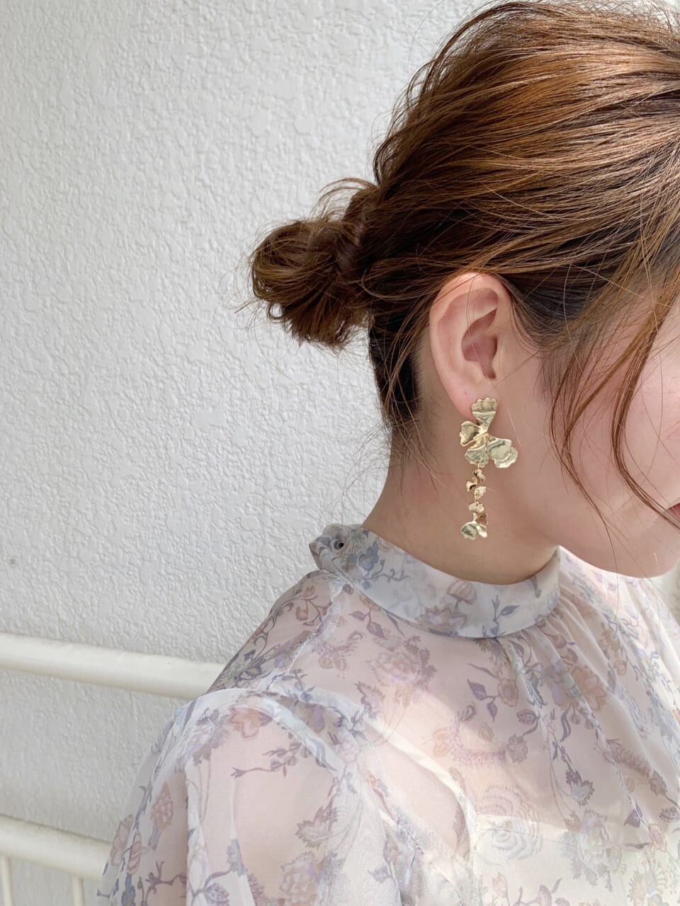 ベージュ系のワンピース、ホワイト系のその他シューズ、ゴールド系のピアス（両耳用）を着用したレディースの夏コーディネートの9枚目の写真