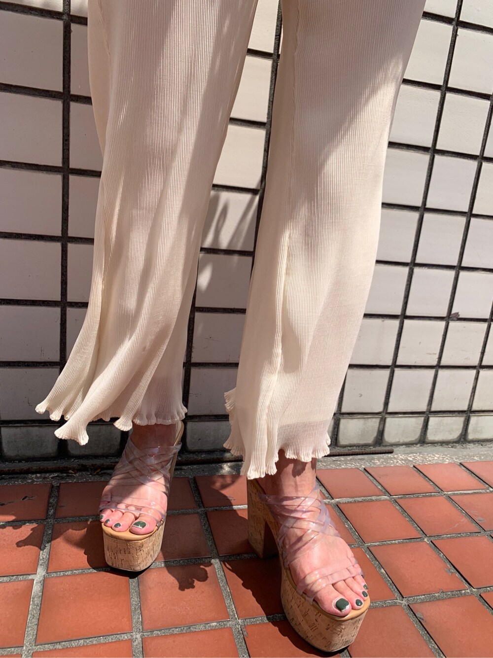 ブラウン系のトートバッグ、ホワイト系のシャツ/ブラウス、ホワイト系のその他パンツを着用したレディースの春コーディネートの5枚目の写真