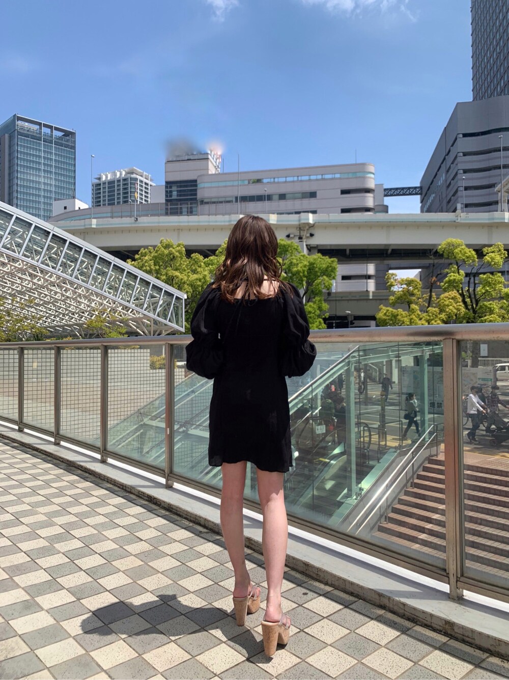 ブラック系のワンピース、その他のサンダルを着用したレディースの春コーディネートの4枚目の写真