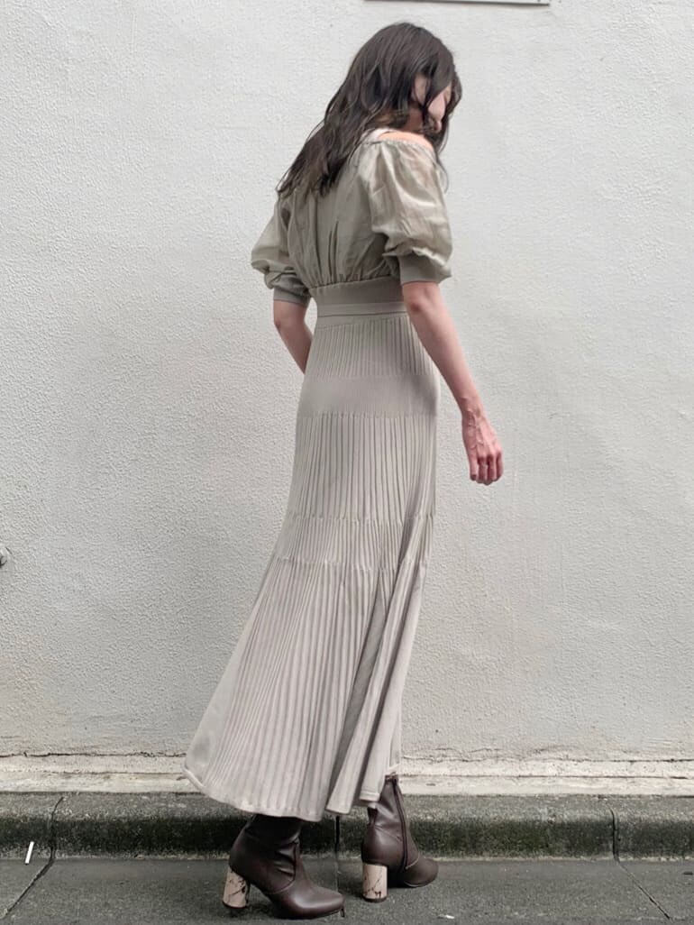 グリーン系のワンピース、ブラウン系のその他シューズ、ブラック系のハンドバッグを着用したレディースの夏コーディネートの3枚目の写真