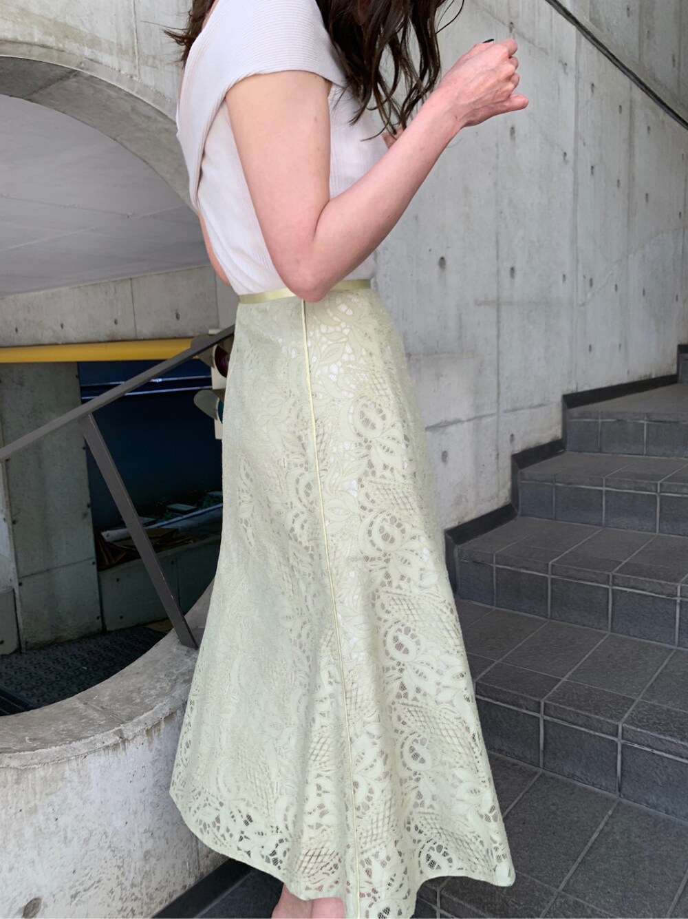 ホワイト系のサンダル、イエロー系のスカート、ホワイト系のニット/セーターを着用したレディースの春コーディネートの5枚目の写真