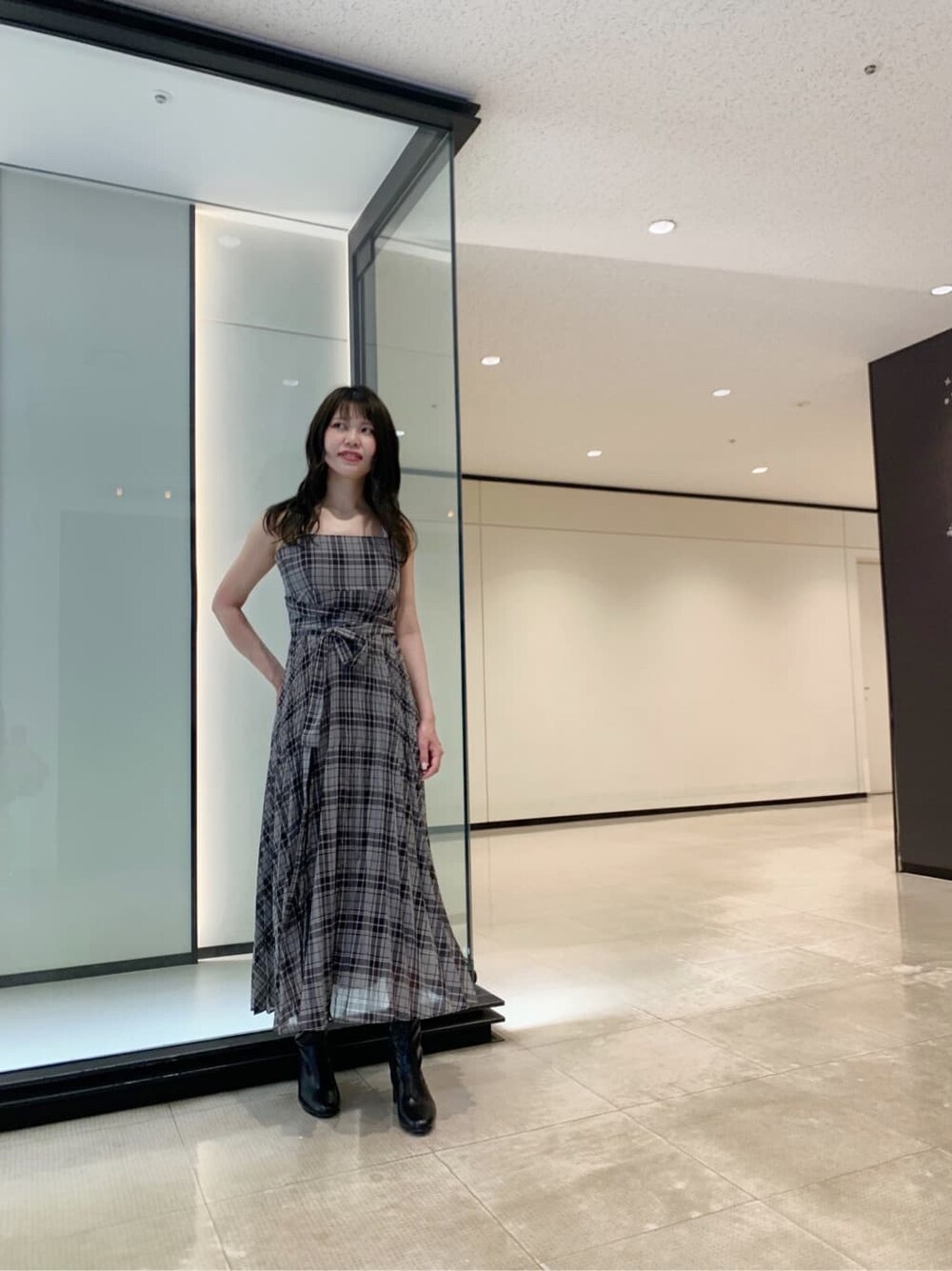 ブラック系のワンピース、ブラック系のその他シューズ、ブラウン系のカーディガン/ボレロを着用したレディースの夏コーディネートの6枚目の写真