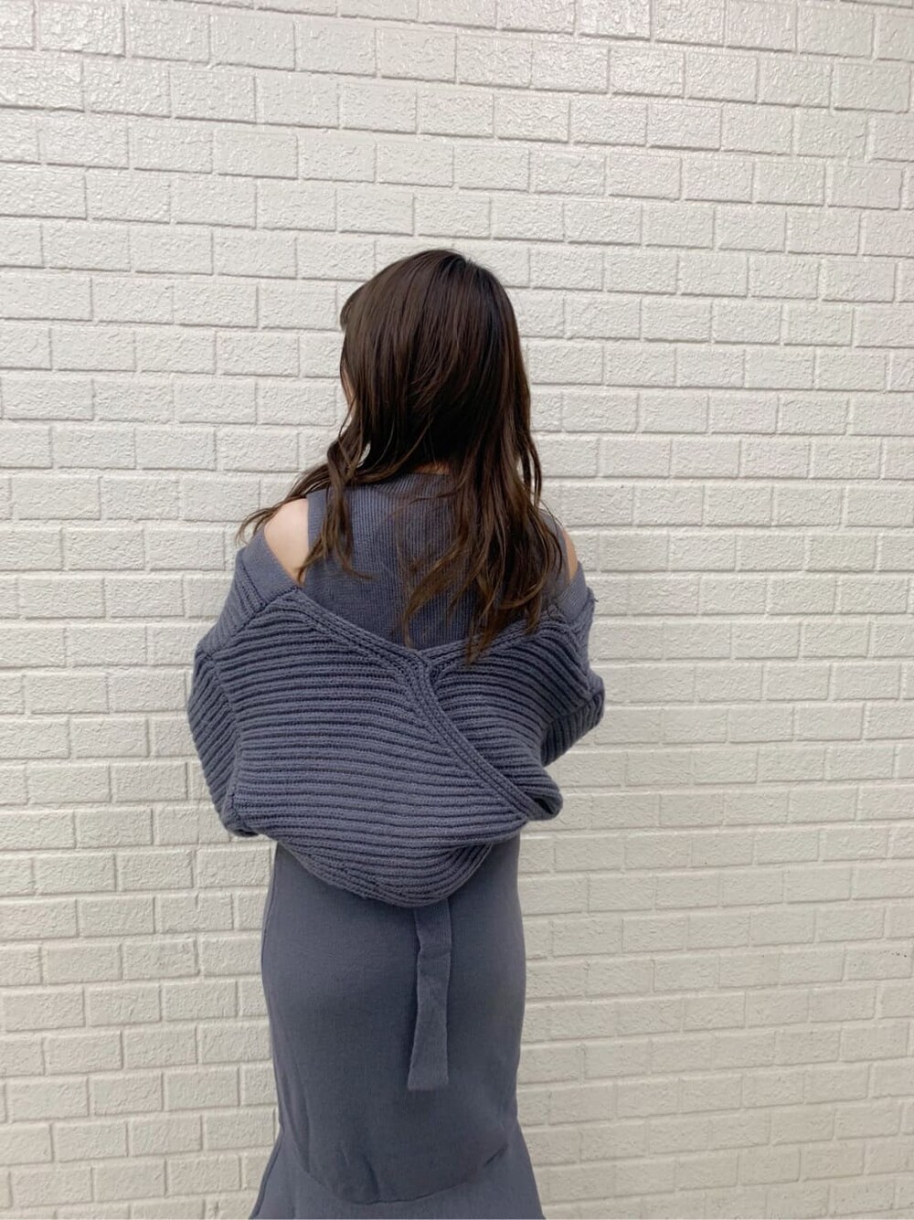 ホワイト系のその他シューズ、ブルー系のワンピースを着用したレディースの秋コーディネートの5枚目の写真