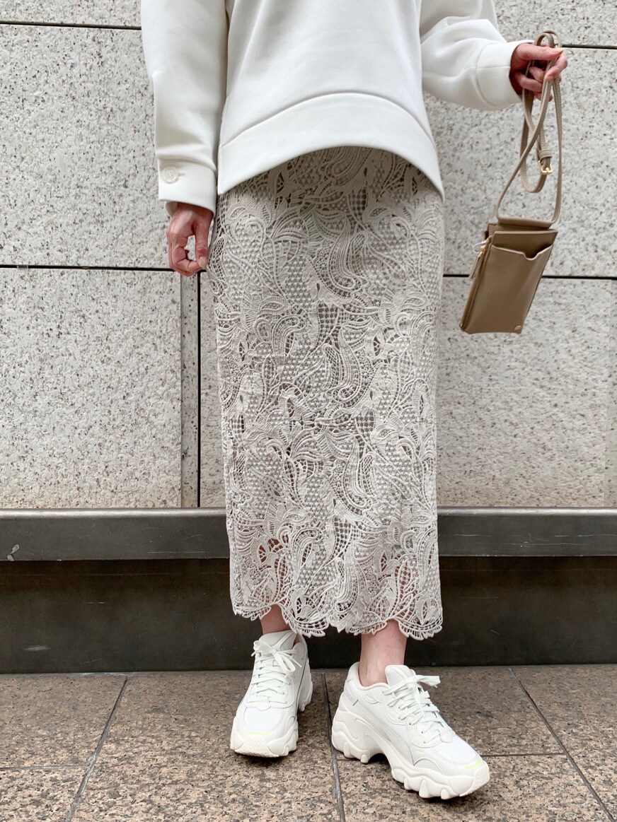 ベージュ系のショルダーバッグ、ホワイト系のTシャツ/カットソーを着用したレディースの冬コーディネートの5枚目の写真