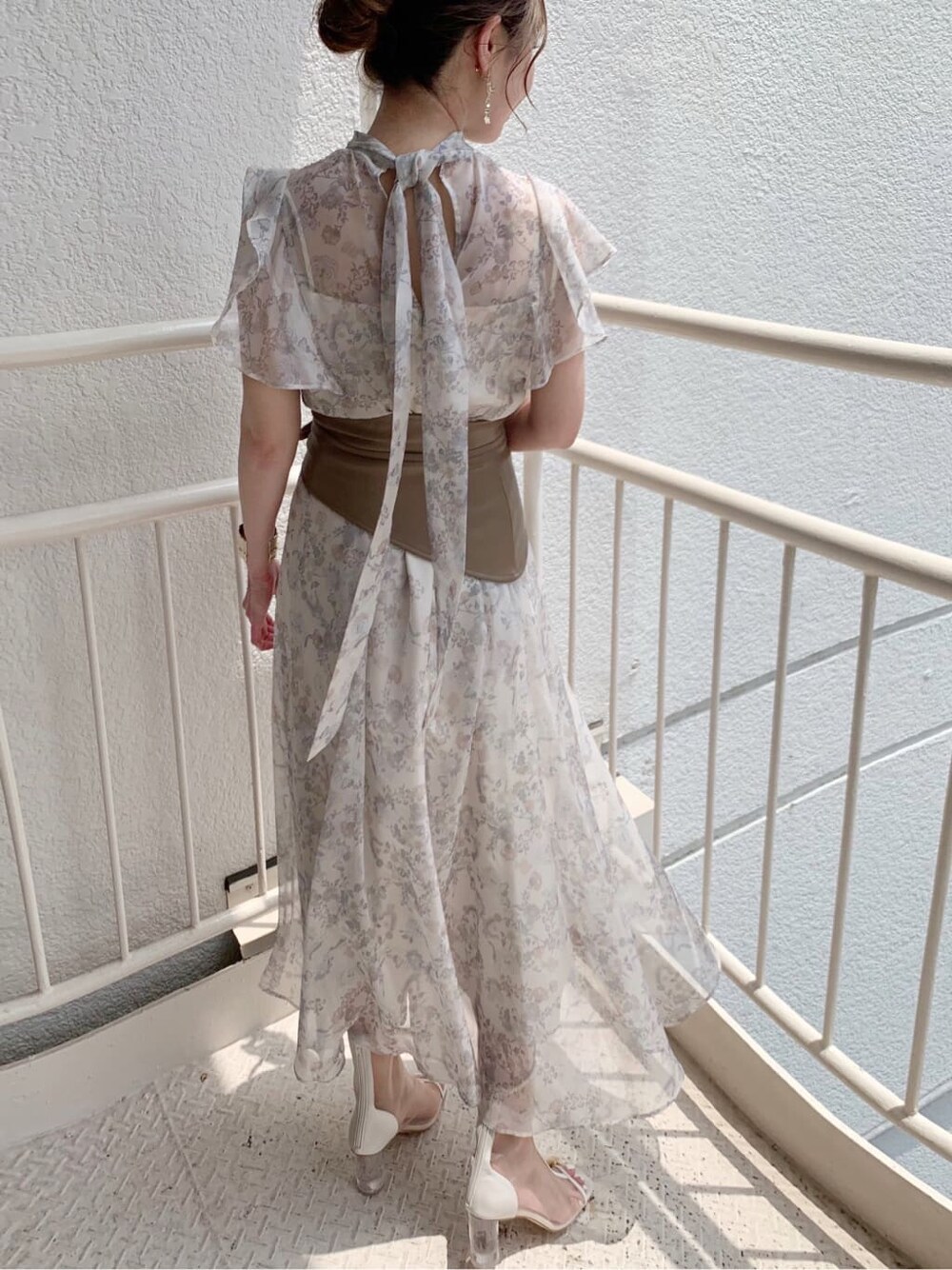 ベージュ系のワンピース、ホワイト系のその他シューズ、ゴールド系のピアス（両耳用）を着用したレディースの夏コーディネートの3枚目の写真