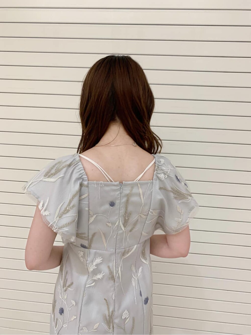 グリーン系のワンピース、ホワイト系のサンダルを着用したレディースの夏コーディネートの5枚目の写真