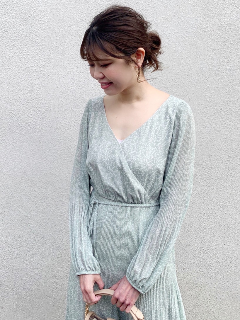 グリーン系のワンピースを着用したレディースの冬コーディネートの4枚目の写真