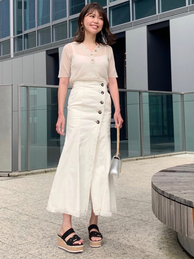 ホワイト系のニット/セーターを着用したレディースの夏コーディネートの2枚目の写真