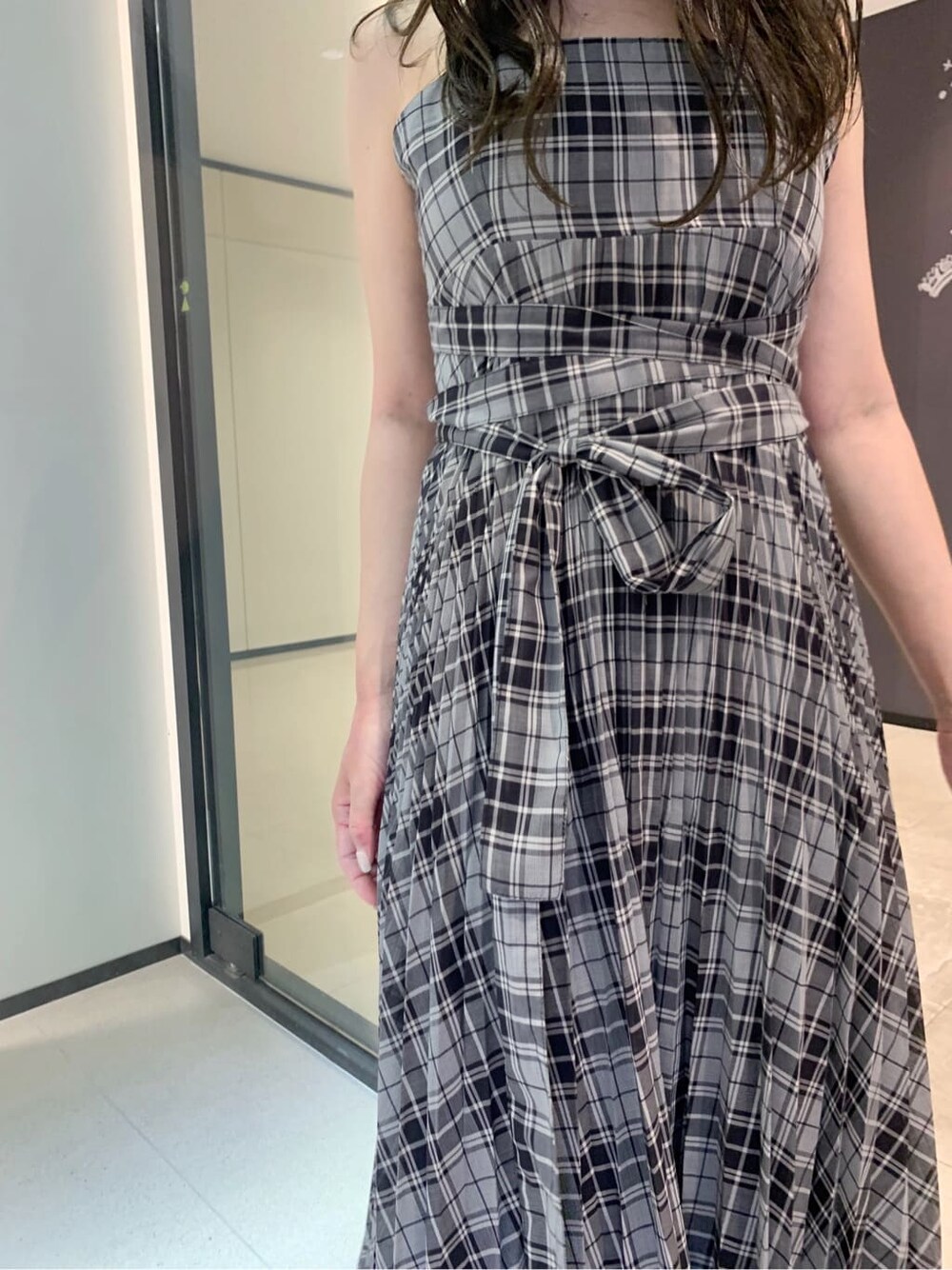 ブラック系のワンピース、ブラック系のその他シューズ、ブラウン系のカーディガン/ボレロを着用したレディースの夏コーディネートの8枚目の写真