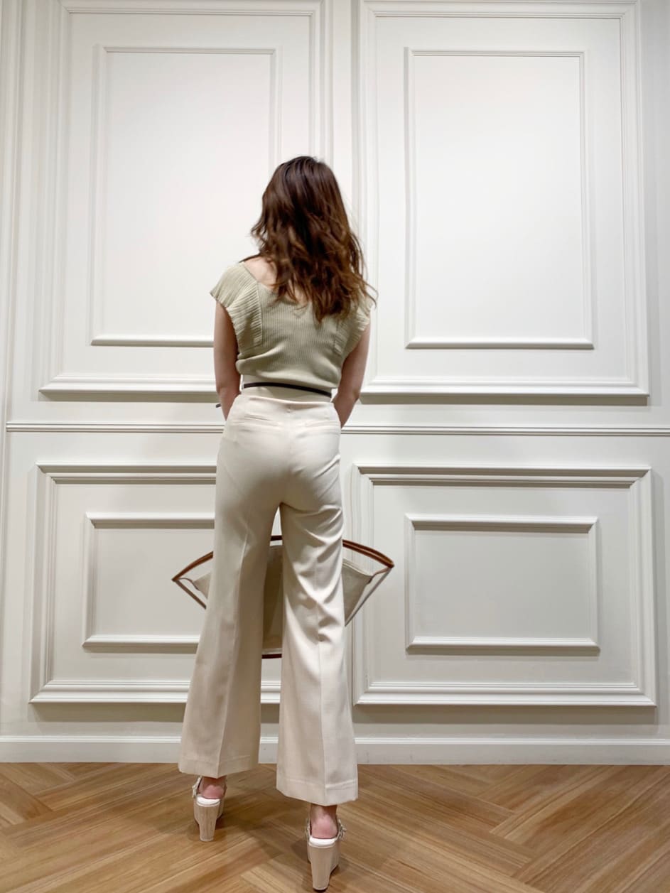 ブラウン系のトートバッグ、ホワイト系のその他パンツ、ホワイト系のサンダルを着用したレディースの春コーディネートの5枚目の写真