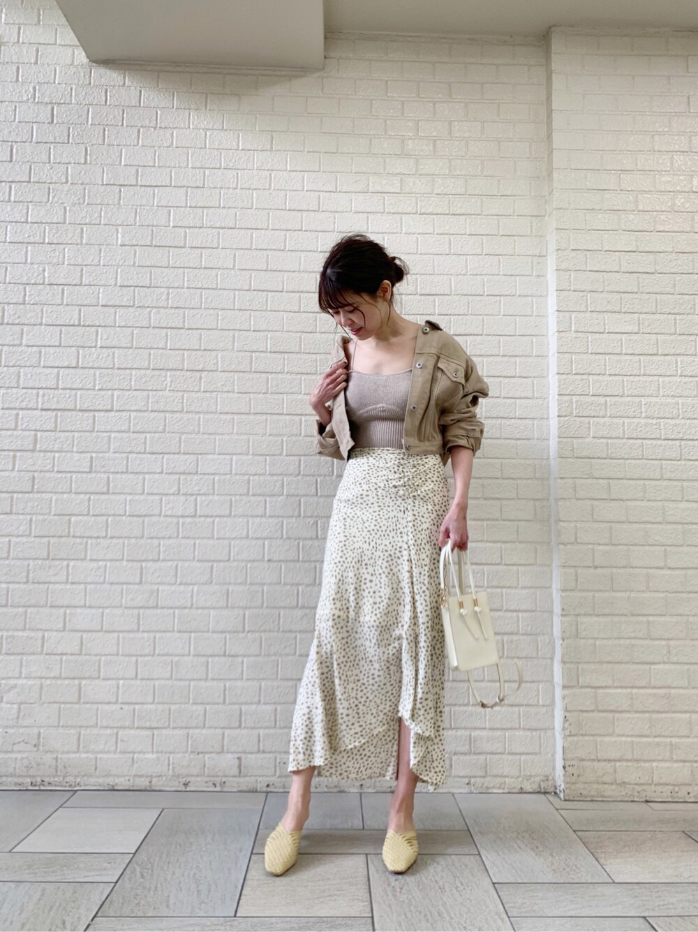 その他のスカート、イエロー系のサンダル、ホワイト系のハンドバッグを着用したレディースの春コーディネートの2枚目の写真