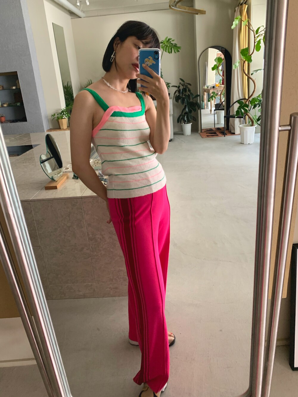 ピンク系のその他パンツを着用したレディースの夏コーディネートの2枚目の写真