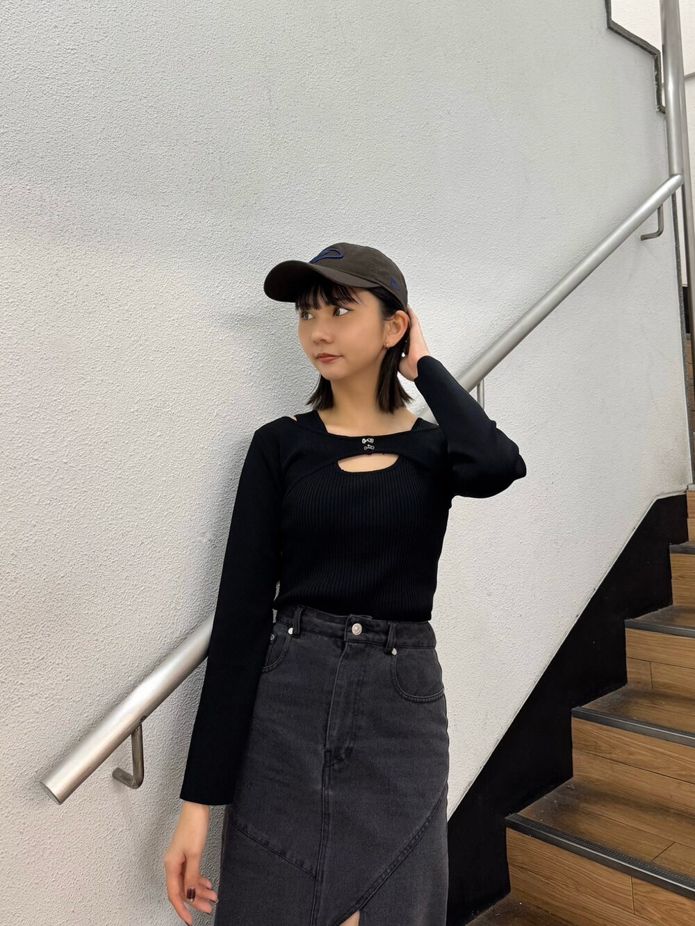 ブラック系のニット/セーター、ブラウン系のキャップを着用したレディースの冬コーディネートの3枚目の写真