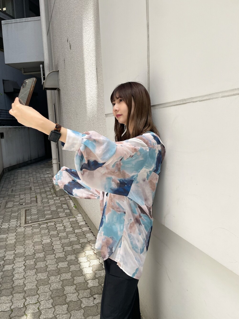 ブラック系のタンクトップ、ブルー系のシャツ/ブラウス、ブラック系のカーゴパンツを着用したレディースの春コーディネートの4枚目の写真