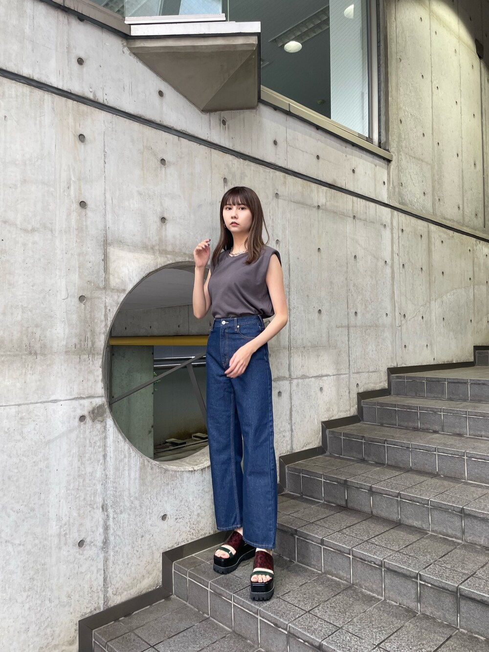 グレー系のTシャツ/カットソー、ブルー系のデニムパンツ、その他のサンダルを着用したレディースの春コーディネートの2枚目の写真