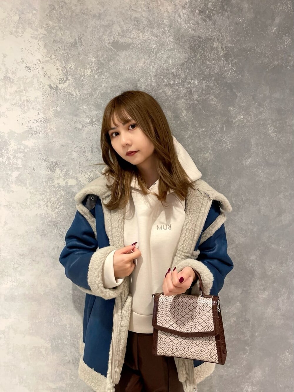「murua_snap、今季トレンド、#ムルーア、fashion、ファッション小物、カジュアル、選抜１、#今日のコーデ、#murua_by_staff、#ファッション、murua」｜「MURUAのロゴショートパーカー（パーカー、ホワイト系）」を使った、桂束咲さん（レディース・170cm）の秋コーディネートの4枚目の写真