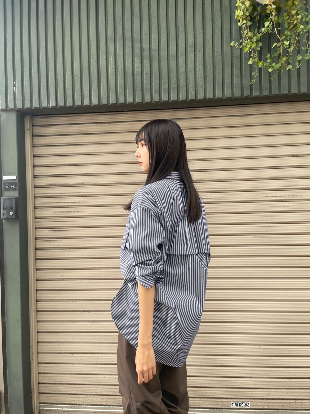 その他のシャツ/ブラウス、グリーン系のその他パンツを着用したレディースの秋コーディネートの4枚目の写真