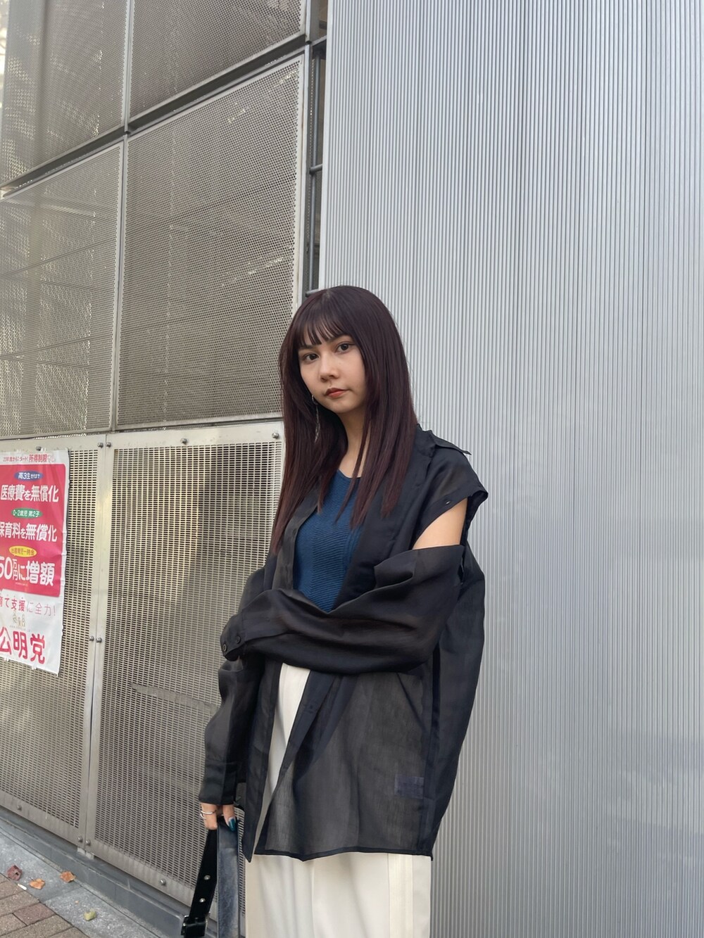 ブラック系のシャツ/ブラウス、ブルー系のニット/セーターを着用したレディースの冬コーディネートの3枚目の写真