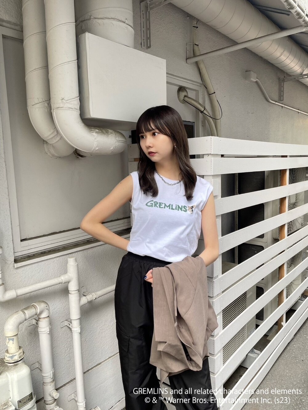 ホワイト系のタンクトップを着用したレディースの春コーディネートの2枚目の写真